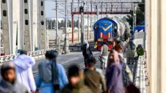 مردم در حال عبور از پل دوستی 