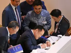 นายกฯ เซ็นลายเซ็นในหนังสือคำแถลงนโยบายของรัฐบาลอนุทิน ซึ่งมี 15 นโยบายสำคัญเร่งด่วน ภายหลังเสร็จสิ้นการประชุมร่วมรัฐสภา 30 ก.ย.