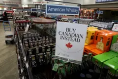 Gôndola de supermercado com uísque americano e cartaz dizendo 'Compre Canadense'