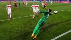 በረኛው ኳሷን ሲያድን 