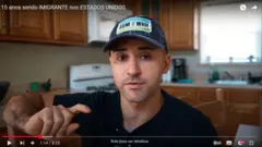 Junior Pena grava vídeo na cozinha falando sobre sua experiência como imigrante nos EUA