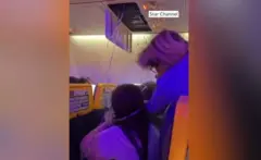 窓が壊れて酸素マスクが下りている機内の写真
