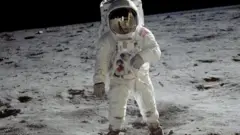 Buzz Aldrin 1969'da orijinal uzay kıyafetlerinden birini giyiyor