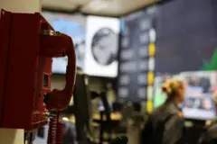 Telefone vermelho na parede da sala de monitoramento