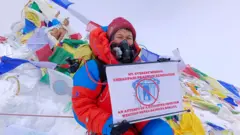 सङ्गीता रोकाया सगरमाथाको चुचुरोमा पुगेपछि।