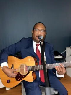 Abbabaa Abbishuu Gitaara isaa waliin