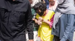 Seorang tersangka dibawa saat rilis pengungkapan kasus perdagangan bayi di Mapolda Jawa Barat, Bandung, Jawa Barat, Kamis (17/07).