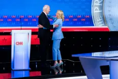 Jill y Joe Biden se abrazan después del debate de 2024