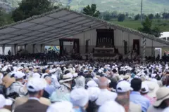 Imagem de multidão de fiéis reunidos para sagrações da FSSPX em Ecône em 1º de julho de 2026