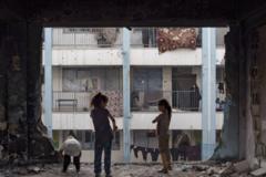 破壊されつくしたハンユニスで国連運営学校に避難した子供たち