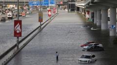 المياه تغمر المطار ومرافق عامة وأسواقا في دبي