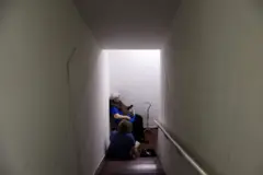 إسرائيليين في الملاجئ