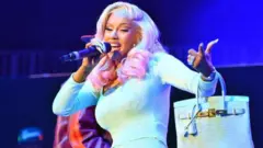 Cardi B hakuweza kutulia tuli mtu mmoja alipomtupia kinywaji wakati wa karamu.