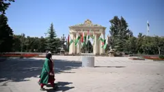 دو زن در حال قدم زدن در شهر آفتابی دوشنبه