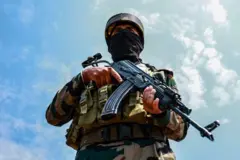 ஏகே-47 துப்பாக்கியின் சிறப்பு, தனித்துவம் என்ன? ரஷ்ய ஆயுதம் இந்தியா வந்த கதை