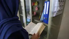 અફઘાનિસ્તાન, તાલિબાન શાસન, મહિલાઓ દ્વારા લિખિત પુસ્તક ઉપર પ્રતિબંધ, છોકરીઓ અને મહિલાઓ ઉપર નિયંત્રણ, બીબીસી ગુજરાતી સમાચાર