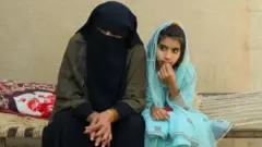 Asma, ufite umyaka 10, yasanzwemo virusi itera SIDA, nyina Sughra, ntayo bamusanzemo