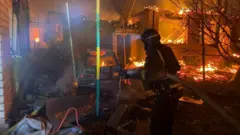 ከሩሲያ የአየር ጥቃት በኋላ የዩክሬን የአደጋ ሠራተኞች እሳት ለማጥፋት ሲረባረቡ