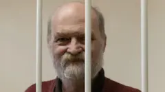 Александр Скобов за решеткой в суде