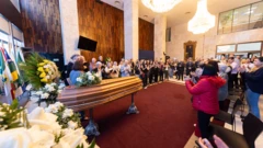 Público aplaude ao final do velório de Luis Fernando Verissimo na Assembleia Legislativa