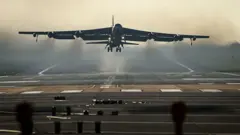 Стратегический бомбардировщик B-52 Stratofortress ВВС США взлетает с авиабазы ​​RAF Fairford 19 марта 2026 года в Фэрфорде, Англия