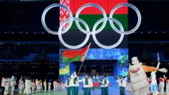 Делегация Беларуси на параде атлетов во время церемонии открытия зимних Олимпийских игр в Пекине, 2022