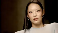 Rina Sawayama, umuririmvyi yaciye m'uruhendo rw'urukundo.