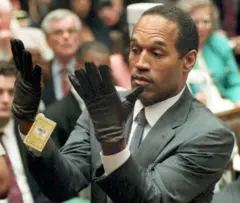 OJ Simpson olhando parajogo de ganhar dinheiro na horamão com luvas