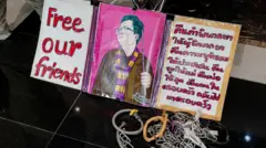 กลุ่ม “คณะราษฏยกเลิก 112” เข้ายื่นหนังสือถึง รมว.ยุติธรรม เมื่อ 9 พ.ย. 2566 โดยยื่น 4 ข้อเรียกร้อง ในจำนวนนี้คือ ให้นิรโทษกรรมนักโทษการเมืองทุกกรณี และคดียังไม่ถึงที่สุดให้ได้รับการประกันตัว 