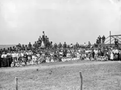 Familias colonizadoras rusas posan para una foto en Río Negro poco después de su llegada para fundar San Javier.
