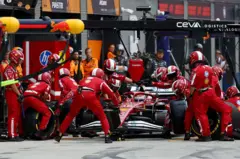 Carro da Ferrari parado em um pit stop durante uma corrida