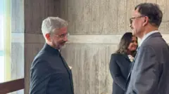 बांगलादेशच्या हंगामी सरकारमध्ये परराष्ट्र मंत्रालयाचे सल्लागार तौहिद हुसैन यांची भेट घेताना जयशंकर.