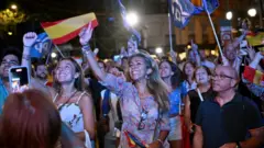 Apoiadores do Partido Popular reunidos em frente à sede em Madri