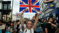 यूकेमा उग्रदक्षिणपन्थीका विरुद्ध भएको प्रदर्शन