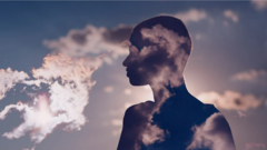 Imagem abstrata com vulto de mulher e nuvens