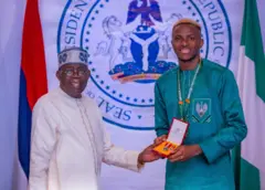 Shugaban Najeriya Bola Tinubu tare da dan wasan Super Eagles Victor Osimhen