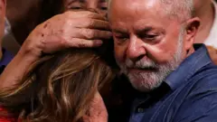 Lula embrace im wife Rosangela after im victory 