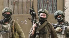 قوة مشاة إسرائيلية بين منازل الفلسطينيين خلال مداهمة مخيم بلاطة للاجئين.