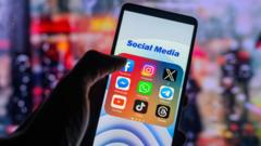 O logotipo do aplicativo do Facebook e de outras redes sociais é mostrado em uma tela de smartphone