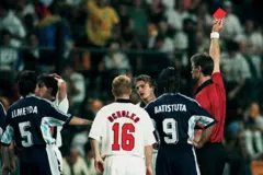 O inglês David Beckham recebe o cartão vermelho e é expulso pelo árbitro Kim Milton Nielsen durante a partida das oitavas de final da Copa do Mundo da FIFA de 1998 entre Argentina e Inglaterra, no estádio Geoffroy-Guichard, em 30 de junho de 1998, em Saint-Étienne, França