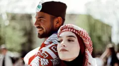 Studenti Sava iz Ćuprije i Nadija iz Novog Pazara na studentskom protestu u Kraljevu 16. aprila 2025. - za ovu fotografiju nagrađen je Irfan Ličina u kategoriji Život