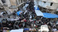 یک بازارچه محلی در منطقه خان‌یونس در آستانه شروع ماه رمضان