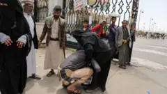 رجل يقبل قدم سيدة