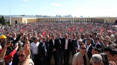 CHP'de iki bayramlaşma: Kılıçdaroğlu'ndan 'hesaplaşma', Özel'den 'derhal kurultay' çağrısı