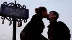 Влюбленная пара на мосту