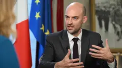 Міністр закордонних справ Франції Жан-Ноель Барро розмовляє з кореспонденткою BBC Лорою Кунсберг