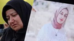 Rojin Kabaiş'in fotoğrafını çok üzgün bir şekilde turan annesi Aygül Kabaiş 