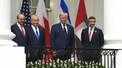 من اليسار إلى اليمين: وزير خارجية البحرين عبد اللطيف بن راشد الزياني، ورئيس وزراء إسرائيل بنيامين نتنياهو، والرئيس الأمريكي دونالد ترامب، ووزير خارجية الإمارات العربية المتحدة عبد الله بن زايد آل نهيان 