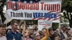 ドナルド・トランプ大統領と億万長者のイーロン・マスクが、デモでプレトリアのアメリカ大使館の前に集まる白人南アフリカ人