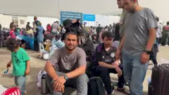 کمپ کې په انتظار ناست کډوال 